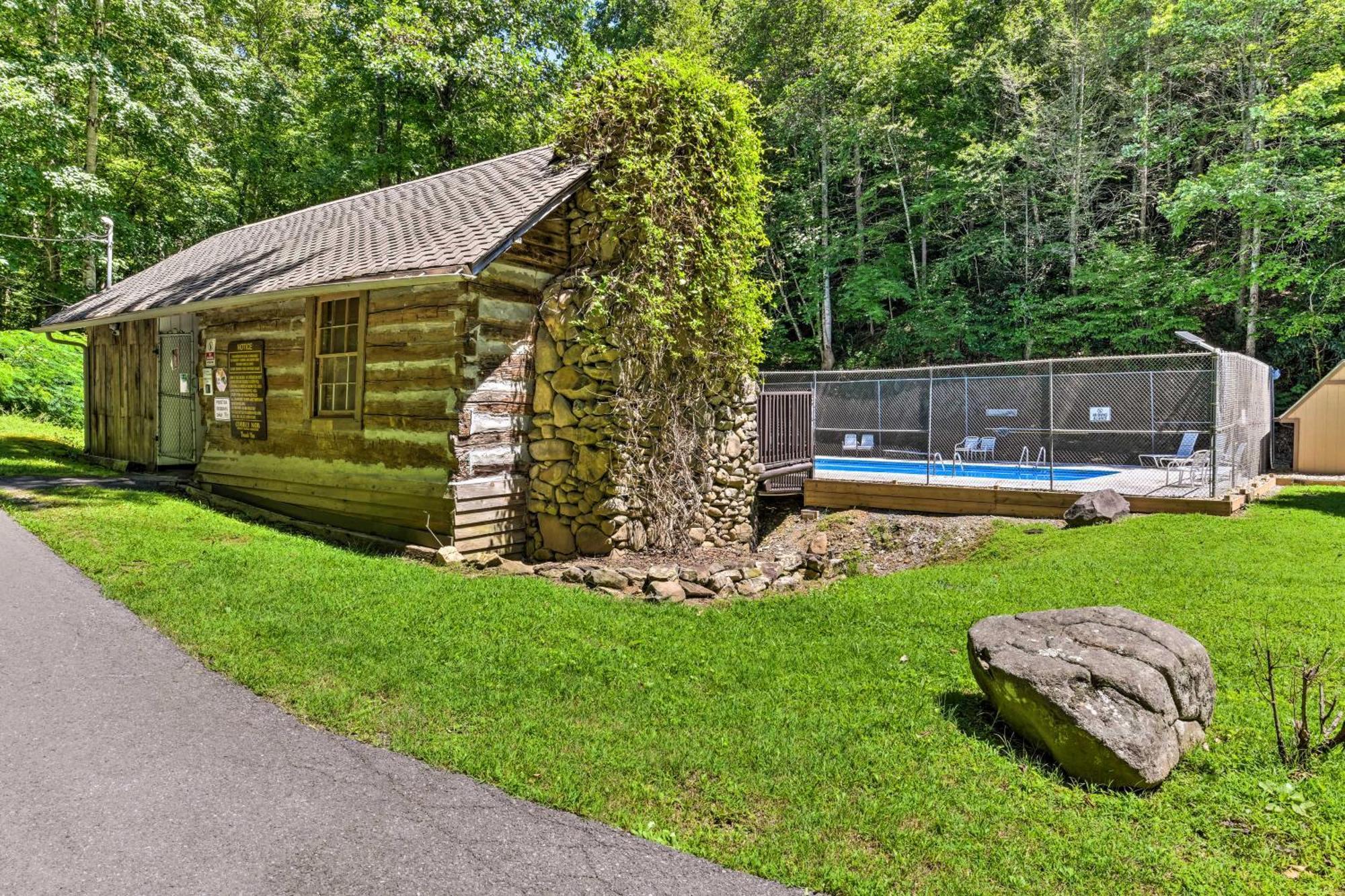 Updated Cobbly Nob Resort Home With Hot Tub! Gatlinburg Exterior photo